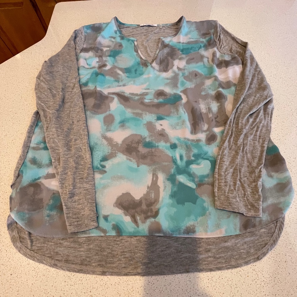 T TAHARI  TEAL/GREY PRINT SHIRT SIZE LARGE